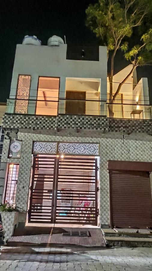 Ira Homestay Mathura - Divine Spiritual Stay Extérieur photo
